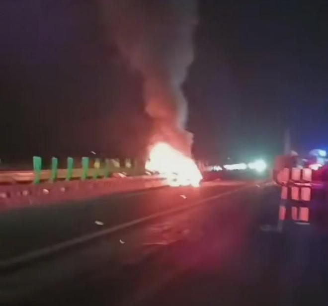 风暴平台官方:撞车前1秒智能驾驶被人接管!死者或均为大学生!小米SU7车祸细节披露,家属发声